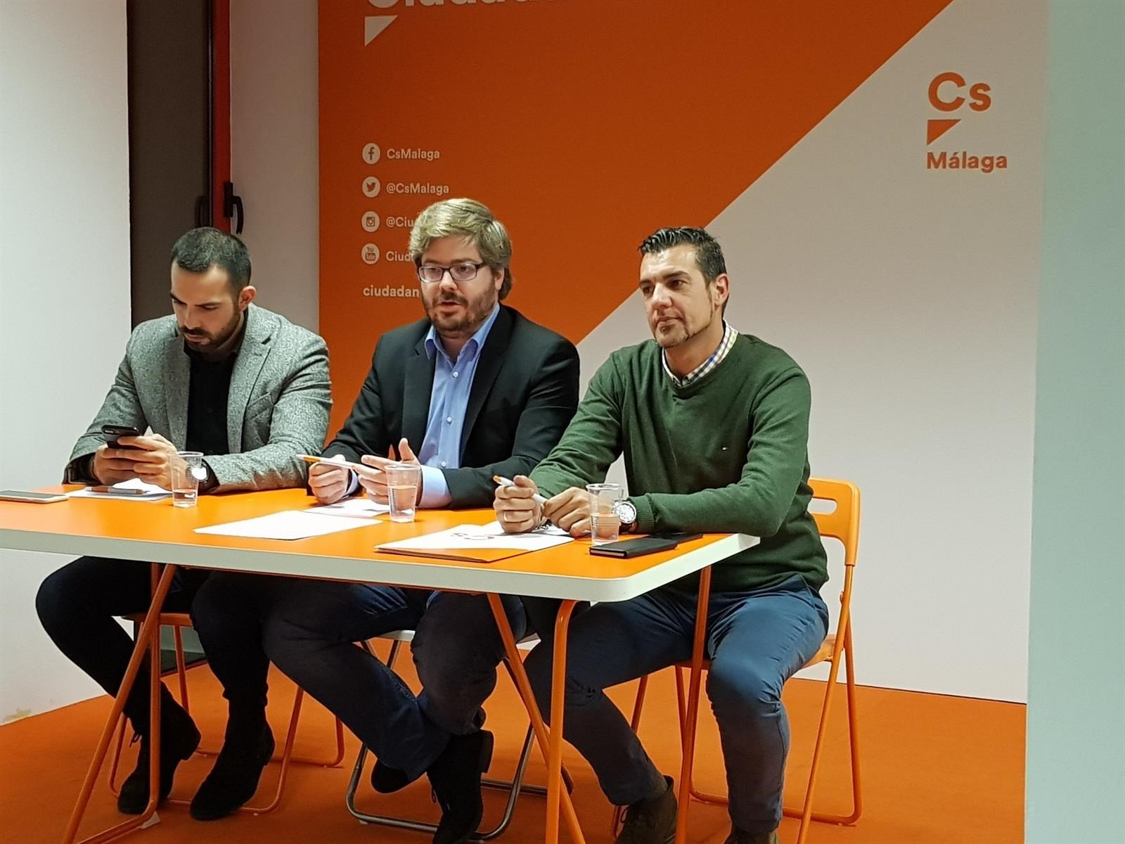 El secretario de Organización de Ciudadanos, Fran Hervías (centro), durante su comparecencia en Málaga junto a cargos provinciales de la formación naranja. FOTO/ EP