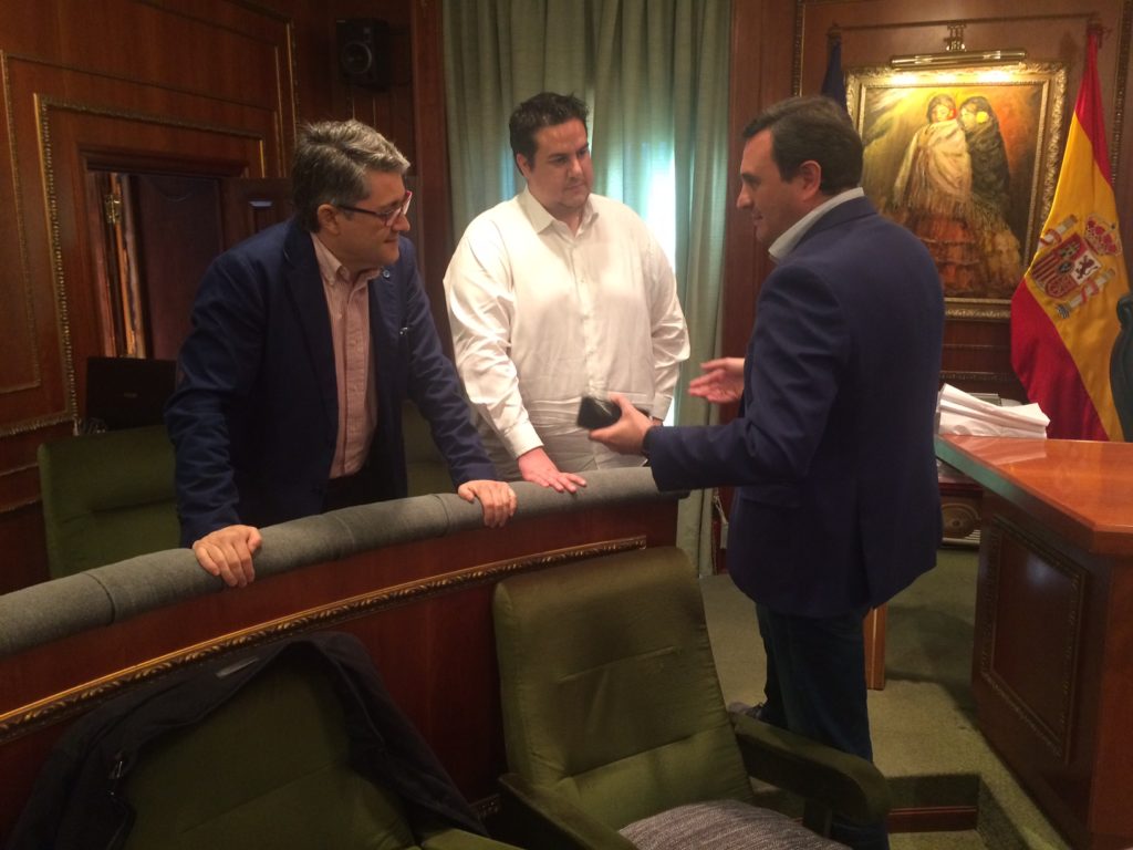 El edil del PP Félix Romero dialoga con los concejales del PSOE Javier Porcuna y Manuel garcía antes del inicio del Pleno. FOTO// M.C
