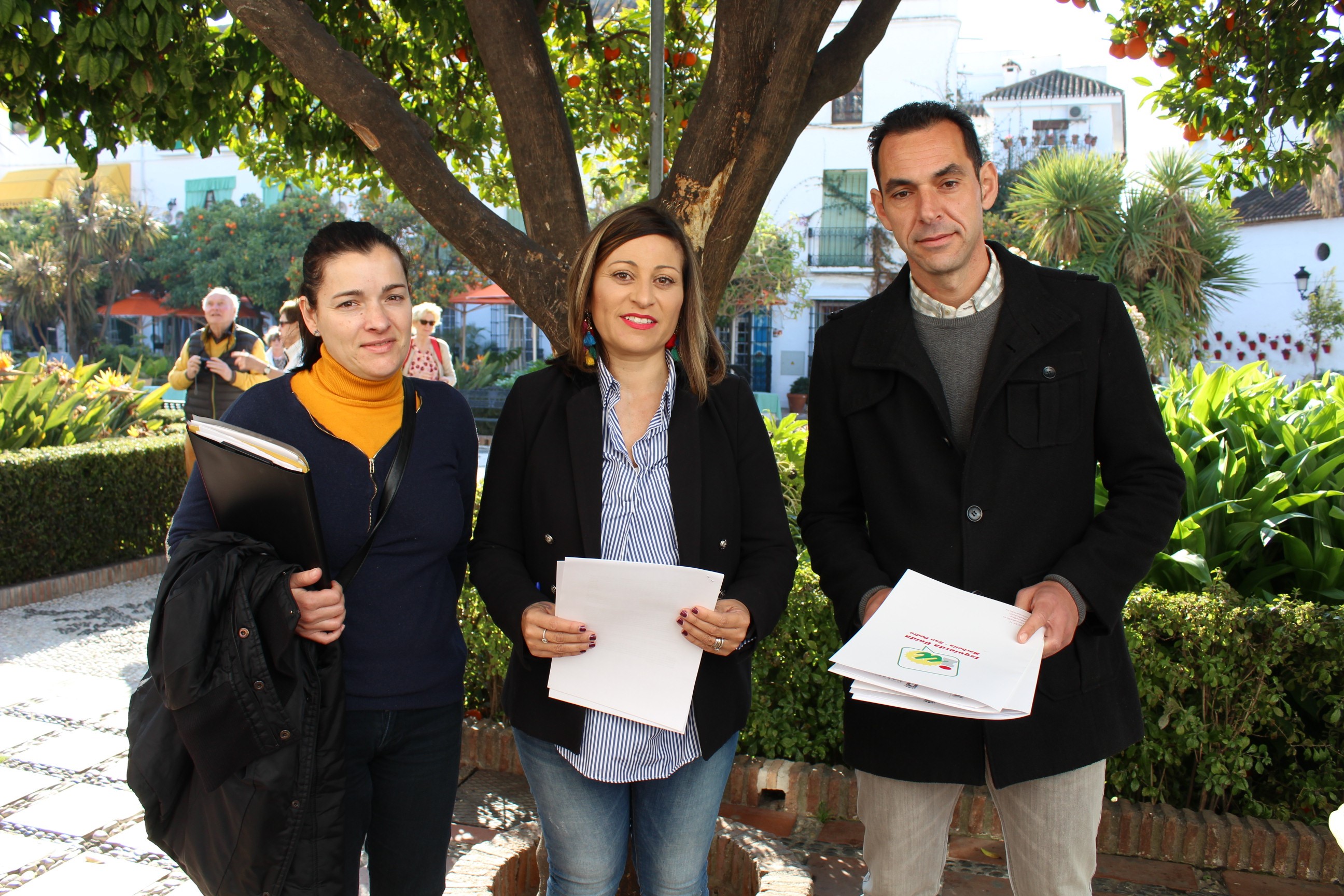 Los concejales de IU Marbella Victoria Morales (centro) y Miguel Díaz este martes en rueda de prensa. FOTO/ IU