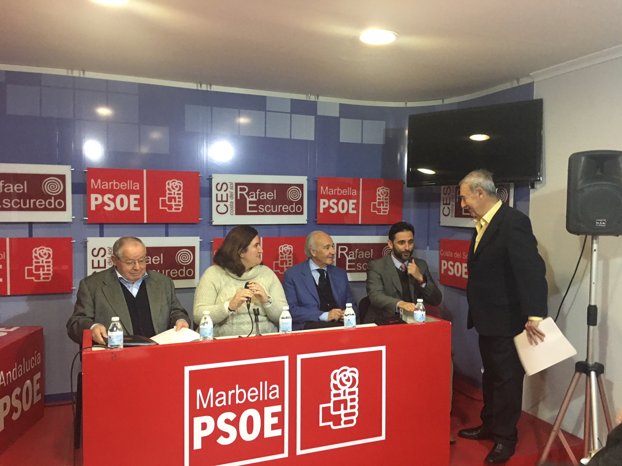 De izquierda a derecha Leonardo Llorente, exdirector de puerto Banús; Blanca Fernández, secretaria general del PSOE de Marbella; el empresario Ricardo Arranz; el vicepresidente de Mancomunidad Occidental y alcalde de Ojén, José Antonio Gómez, y Aurelio Almagro, miembro de la Ejecutiva del PSOE. FOTO/ Marbella Confidencial