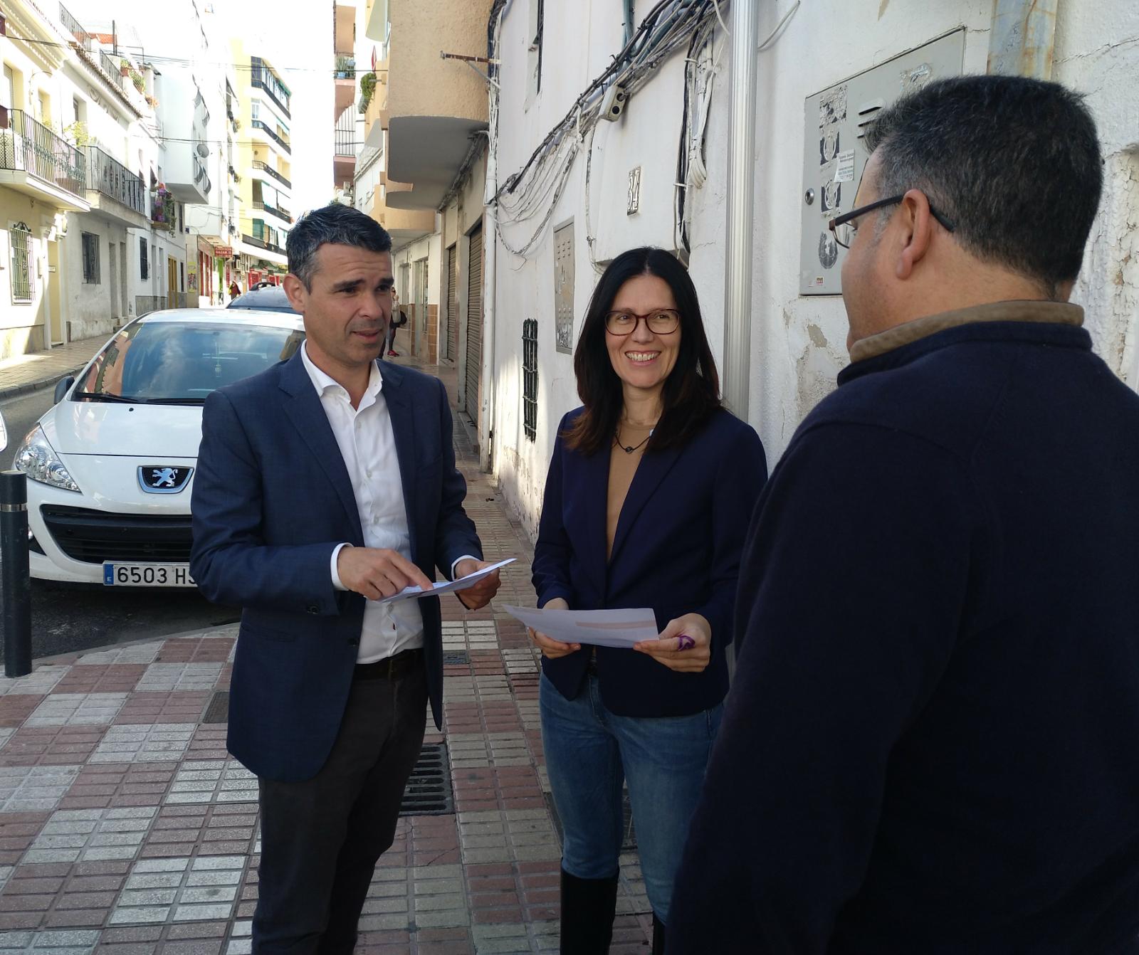 El exalcalde de Marbella y portavoz del PSOE, José Bernal, junto a la edil socialista Isabel Pérez, este miércoles durante la visita que ambos han girado a la calle Málaga. FOTO/ PSOE