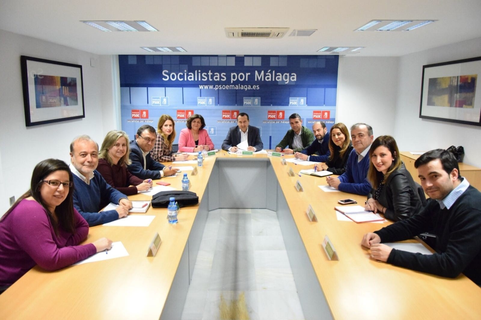 La Ejecutiva del PSOE de Málaga, con José Luis Ruiz Espejo al frente, reunida este lunes en la sede provincial. FOTO/ PSOE-EP