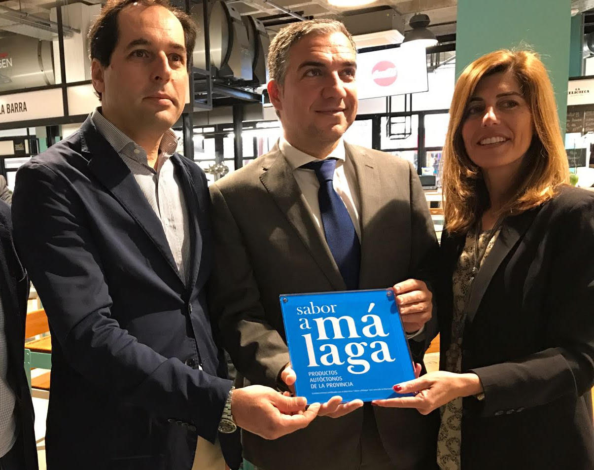 La empresaria Begoña Castillo en imagen de archivo cuando ella y su marido, Francisco Gómez Palma, recibieron de manos del presidente de la Diputación de Málaga, Elías Bendodo, el distintivo de la marca Sabor a Málaga en el mercarlo gourmet que ambos regentan. FOTO/ MARBELLA CONFIDENCIAL