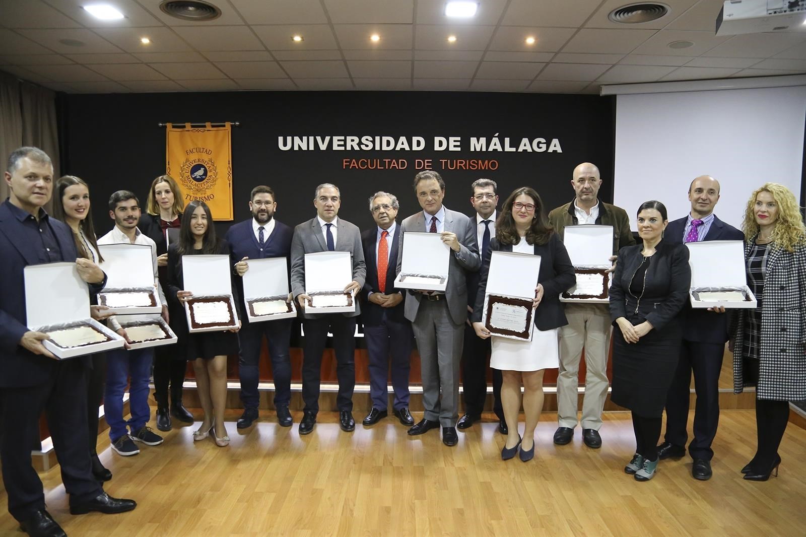 El presidente de la Diputación y Turismo Costa del Sol, Elías Bendodo (centro) junto al resto de premiados, este viernes. FOTO/ EP