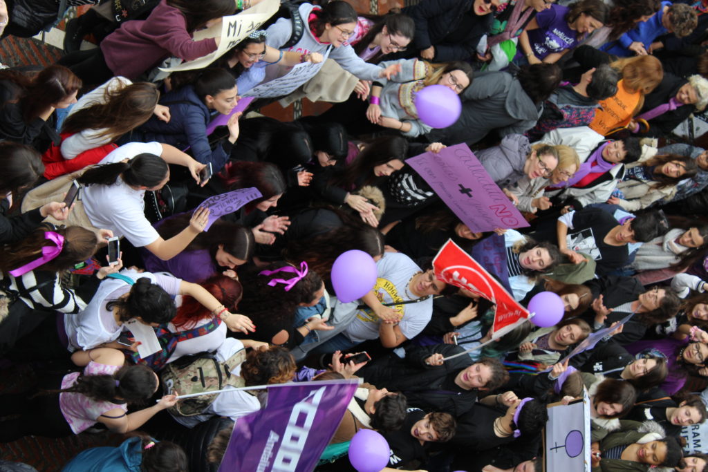 Manifestantes en La Plaza de Los Naranjos para reivindicar el Día Internacional de la Mujer. FOTO// IU