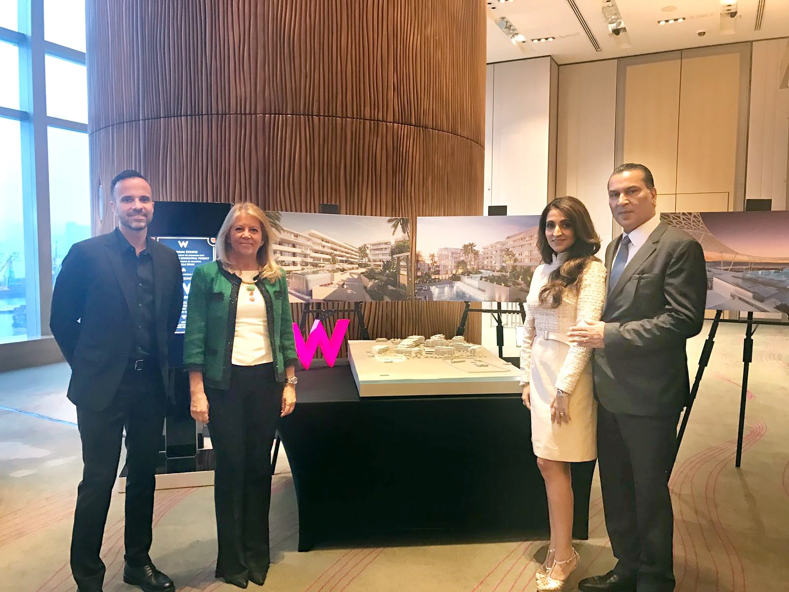 La alcaldesa de Marbella, Ángeles Muñoz, junto a los promotores del Hotel W Marbella en Hong Kong. FOTO/ Ayto de Marbella