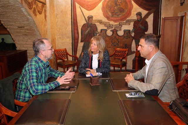 La alcaldesa de Marbella, Ángeles Muñoz, este jueves reunida con representantes de colectivos médicos en el Ayuntamiento. FOTO/ EP