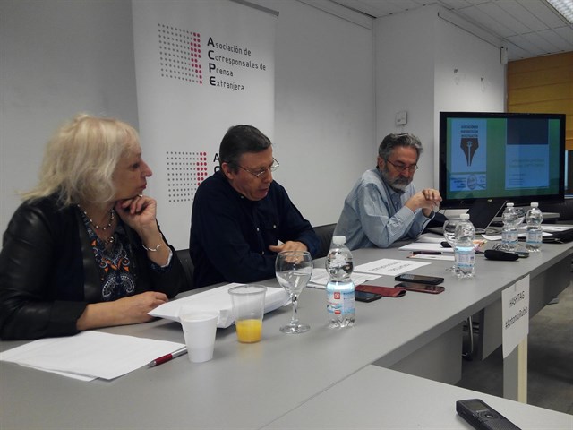 El periodista de investigación Antonio Rubio, primero por la derecha, este jueves en el encuentro organizado por la Asociación de Corresponsales de Prensa Extranjera (ACPE). FOTO/ EP
