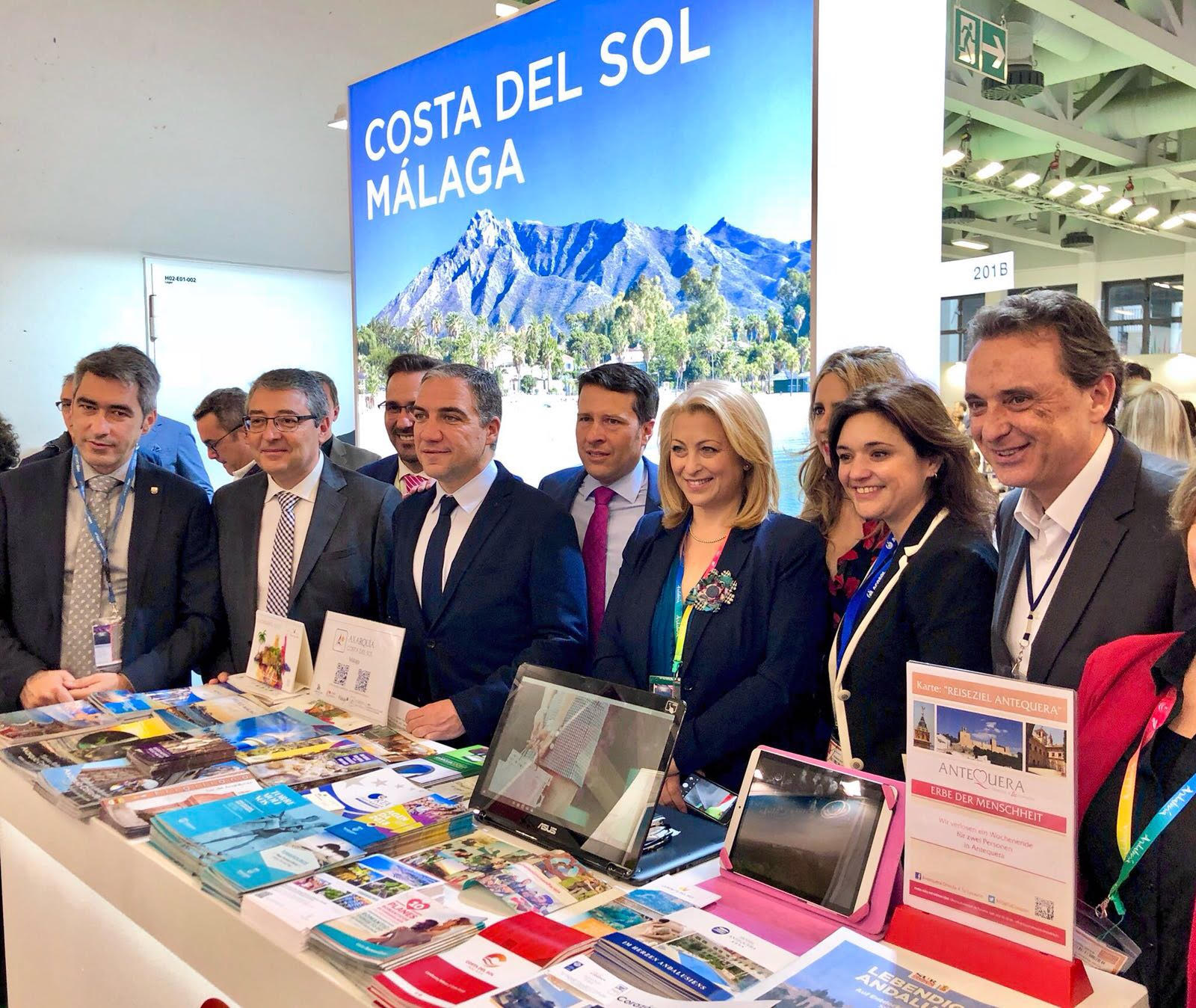 El presidente de la Diputación de Málaga, Elías Bendodo, junto a alcaldes y concejales de la Costa del Sol. FOTO/ MARBELLA CONFIDENCIAL