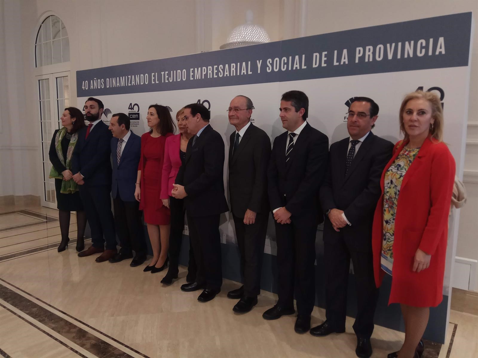 Posado de autoridades junto al presidente de la CEM, Javier González de Lara, este martes en el Gran Hote Miramar. FOTO/ EP