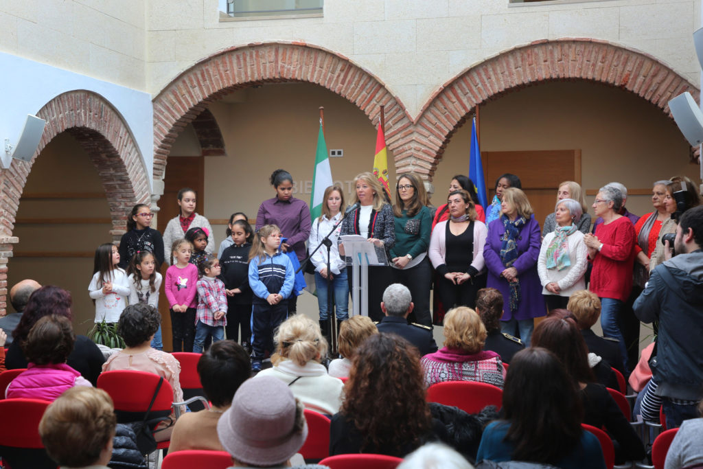 La alcaldesa, Ángeles Muñoz, durante la lectura del manifiesto en El Hospitalillo. FOTO/ Ayto. Marbella