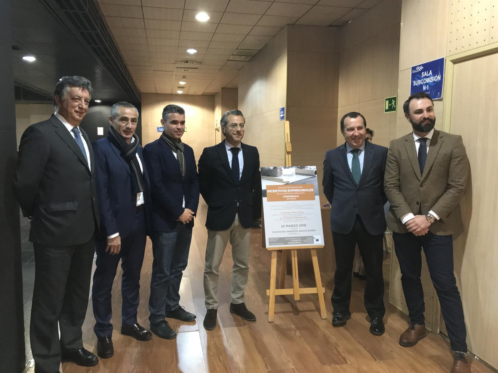 El delegado de la Junta en Málaga, junto al concejal de Comercio, José Eduardo Díaz, junto al portavoz del PSOE marbellí y exalcalde, José Bernal. FOTO/ EP
