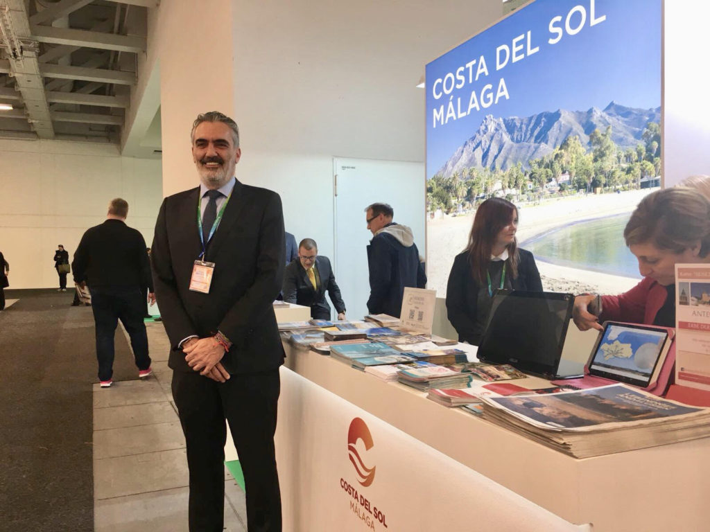 El presidente de AEHCOS, Luis Callejón, frente al stand de la Costa del Sol en la ITB de Berlín. FOTO/ MARBELLA CONFIDENCIAL