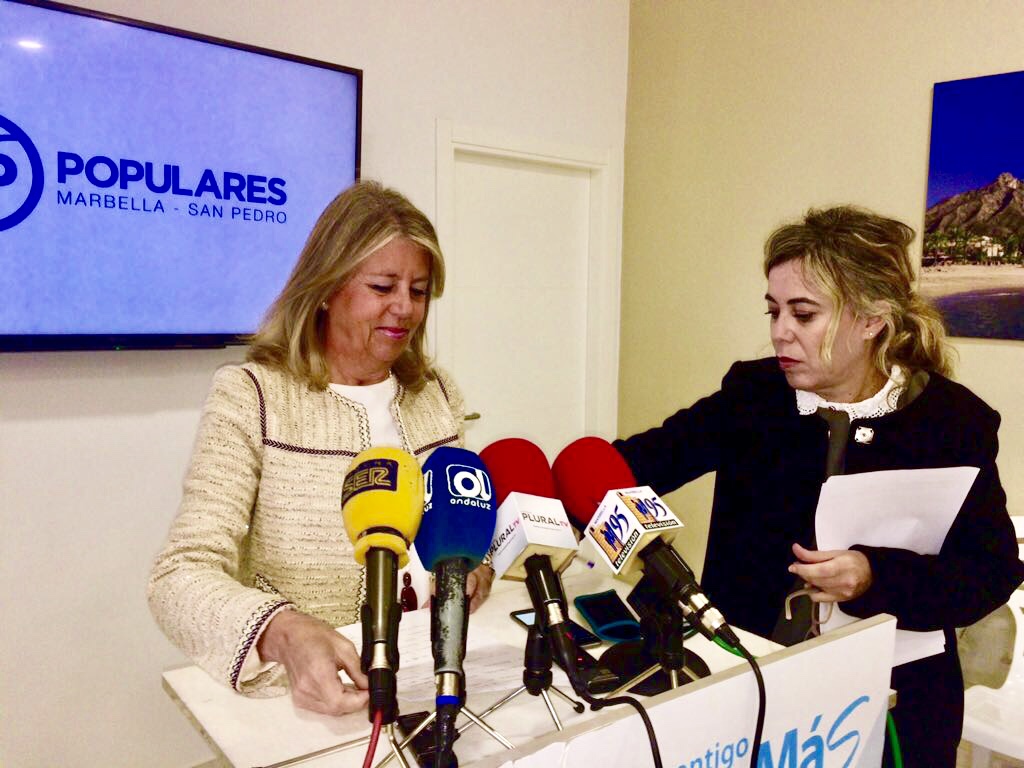 La alcaldesa y presidenta del PP de Marbella, Ángeles Muñoz, junto a la concejal de Comunicación, Chela Siguiera, en una imagen de archivo. FOTO/ MARBELLA CONFIDENCIAL