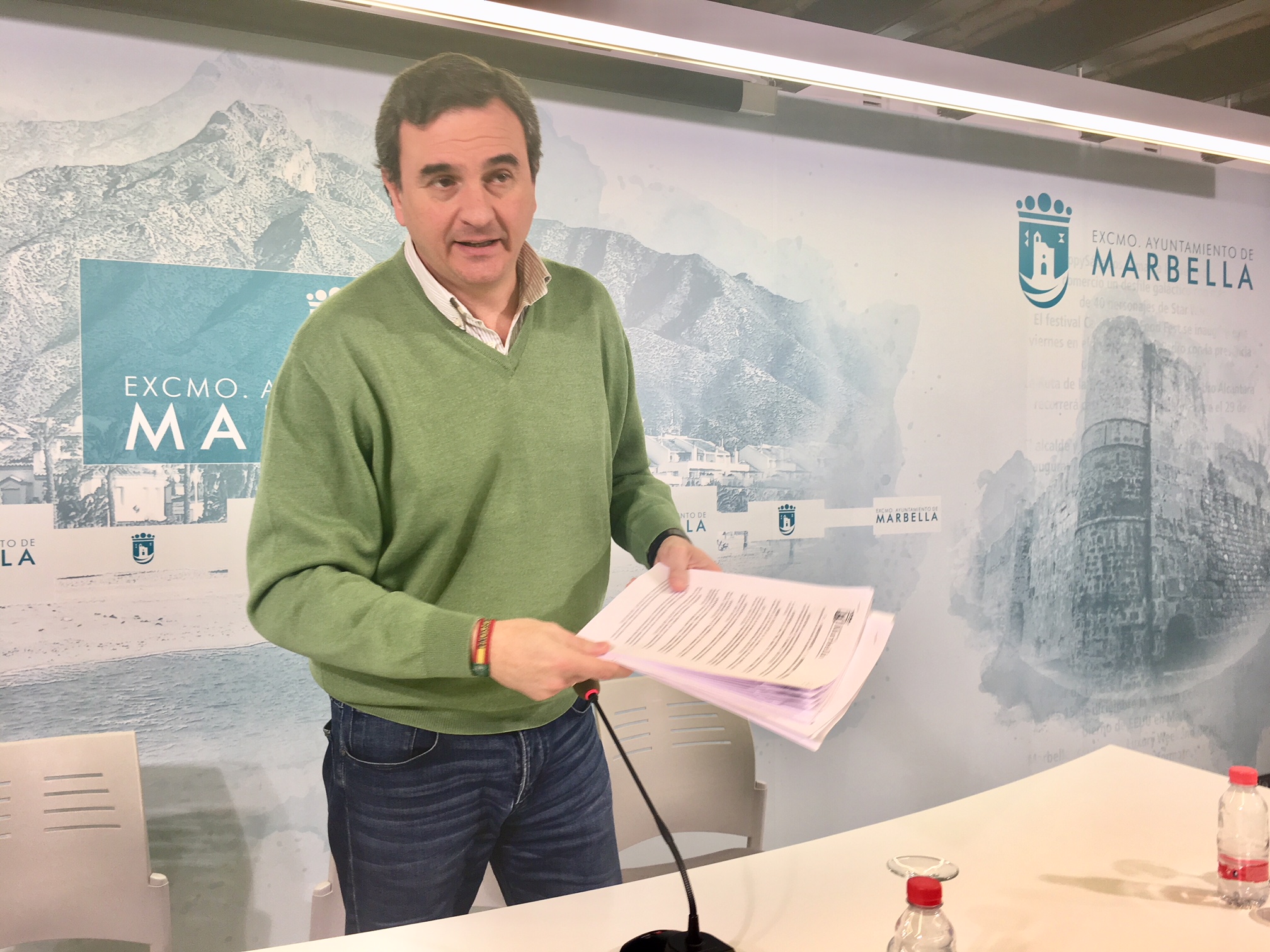 El portavoz del equipo de gobierno de Marbella, Félix Romero, este lunes en rueda de prensa. FOTO/ MARBELLA CONFIDENCIAL