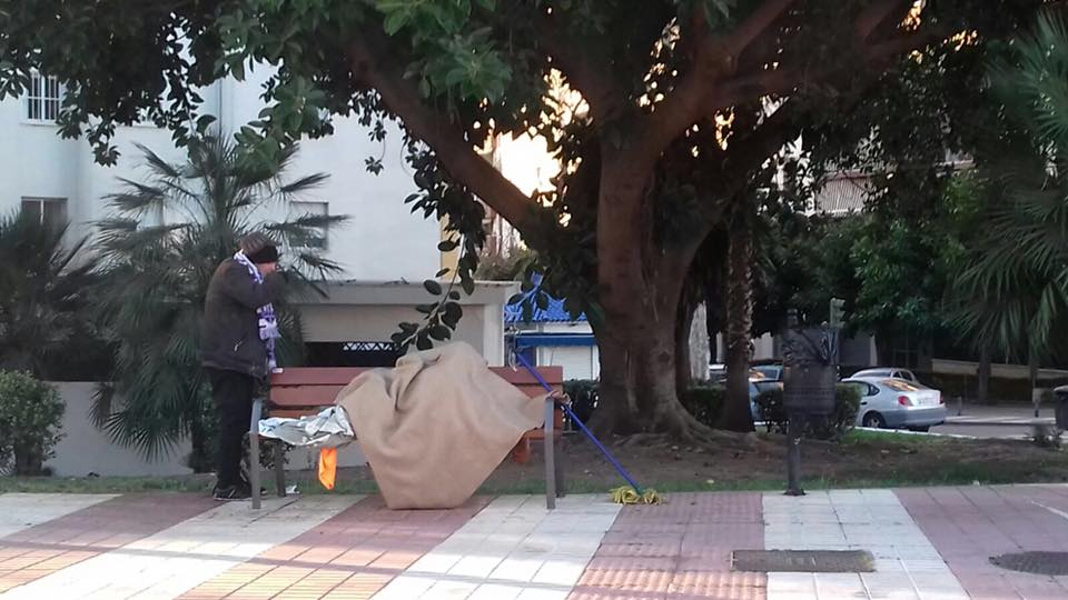 Imagen de una persona sin techo que duerme en un banco de Marbella. FOTO/ Facebook La Voz de Marbella