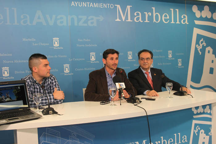 El exconcejal del PP Ángel Mora (centro) en imagen de archivo durante una rueda de prensa. FOTO/ marbella.es