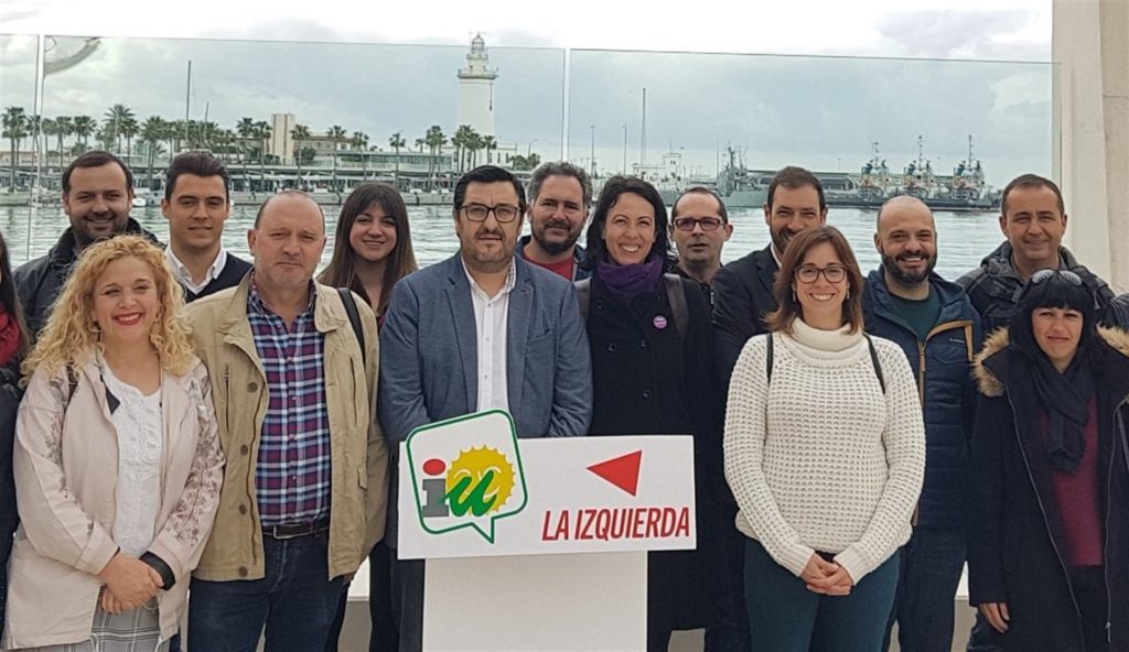 El coordinador de Izquierda Unida en Málaga, Guzmán de Ahumada, junto a la diputada Eva Sempere y otros representantes de Unidos Podemos en un acto en Málaga. FOTO/ EP