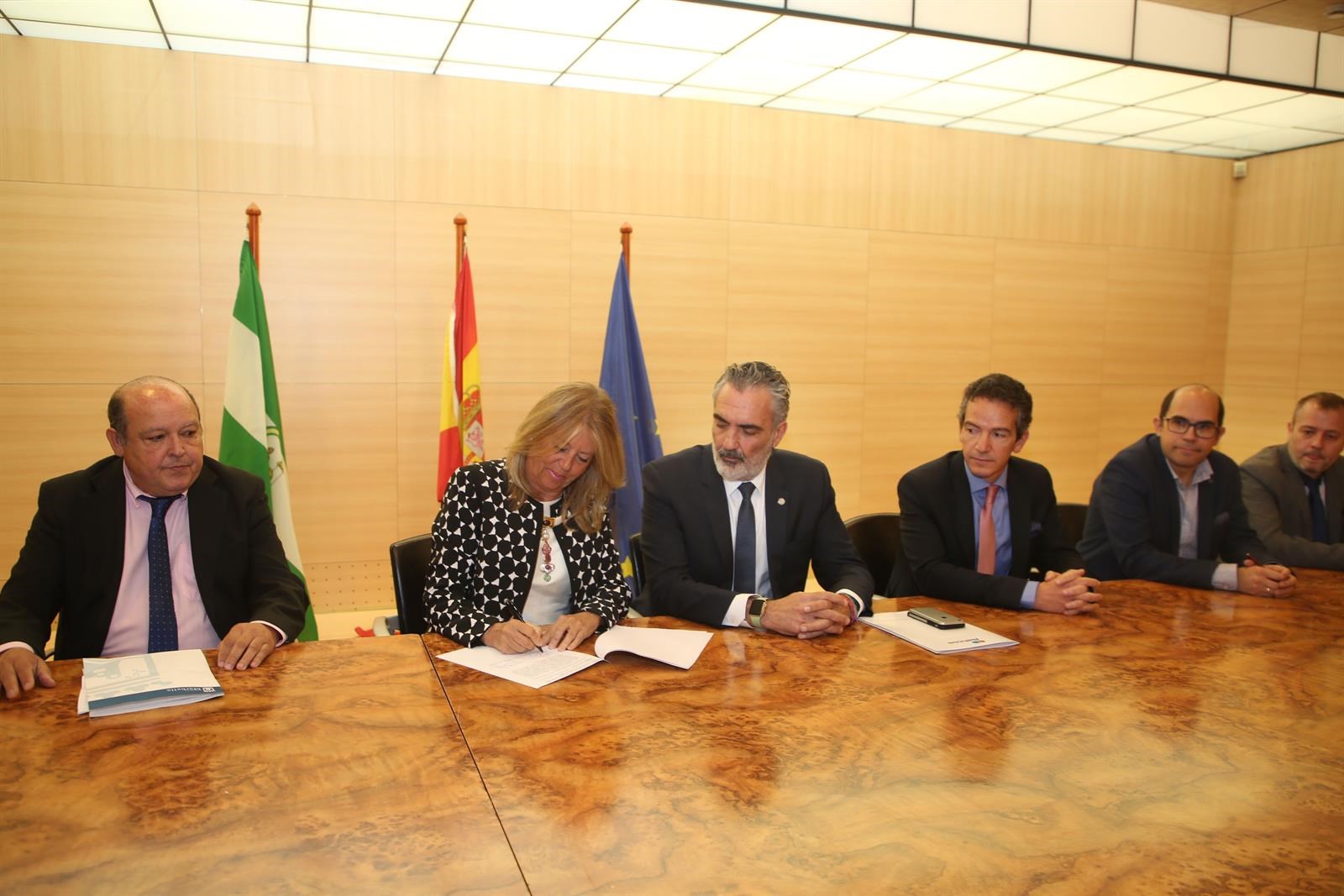 La alcaldesa de Marbella, Ángeles Muñoz, firma junto al presidente de AEHCOS, Luis Callejón, en presencia de otros empresarios este lunes. FOTO/ EP