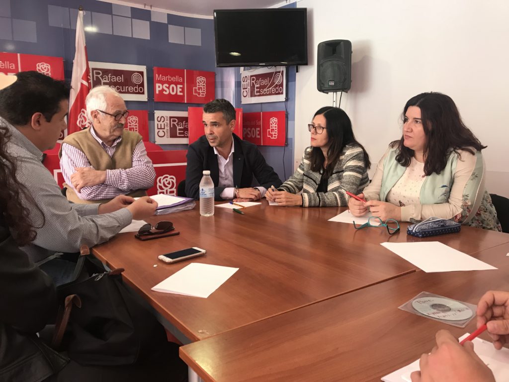 El abogado Mariano Benítez de Lugo flanqueado por José Bernal y el también concejal y secretario general de San Pedro, Manuel García, junto a las también concejalas Isabel Pérez y Blanca Fernández, esta última secretaria general del PSOE de Marbella, durante la reunión celebrada este sábado, en la que también estuvieron presentes Jaime Olcina, cuyas manos aparecen en primer plano, la mujer de éste, Begoña Pérez (primera por la izquierda y un hermano de Olcina, también abogado (ausente en a imagen) FOTO/ PSOE