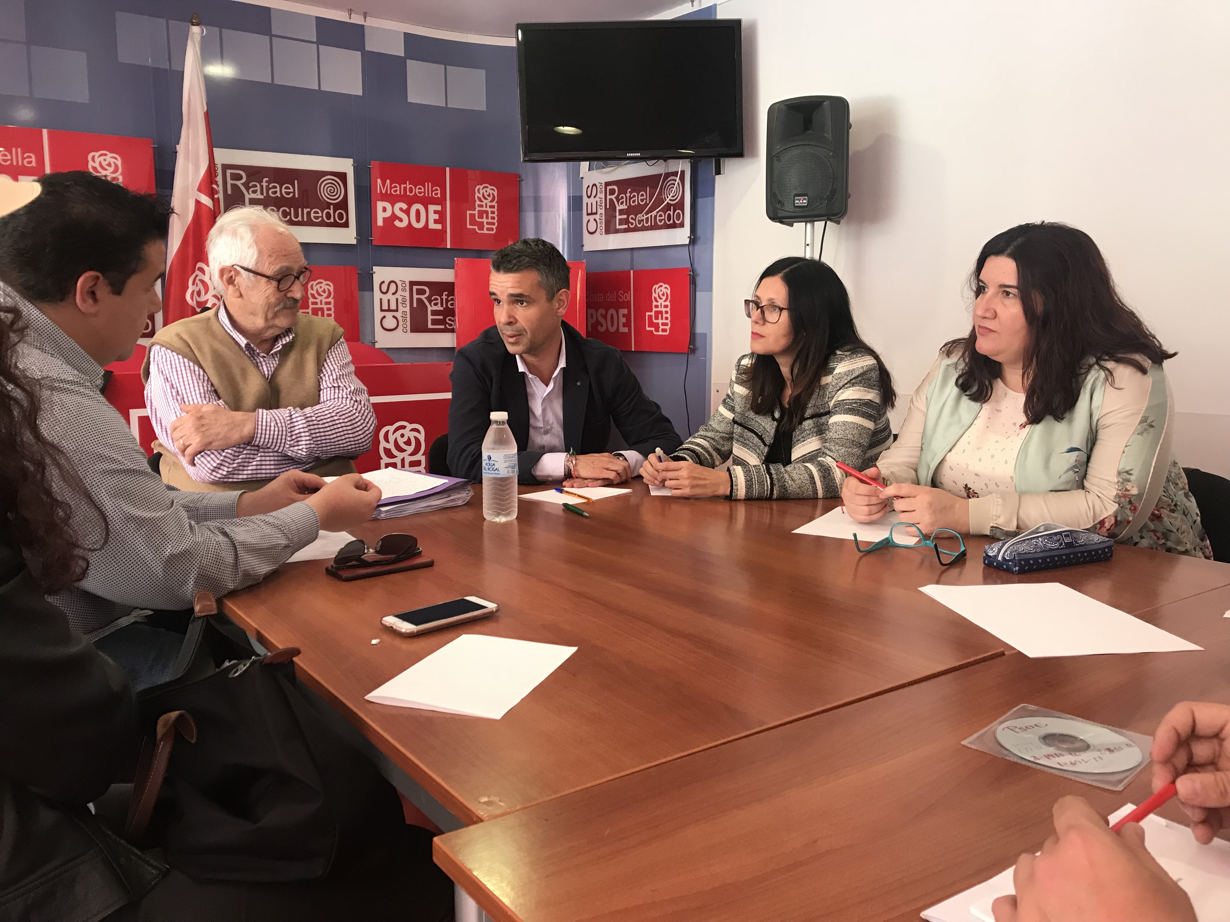 El abogado Mariano Benítez de Lugo flanqueado por José Bernal y el también concejal y secretario general de San Pedro, Manuel García, junto a las también concejalas Isabel Pérez y Blanca Fernández, esta última secretaria general del PSOE de Marbella, durante la reunión celebrada este sábado. FOTO/ PSOE