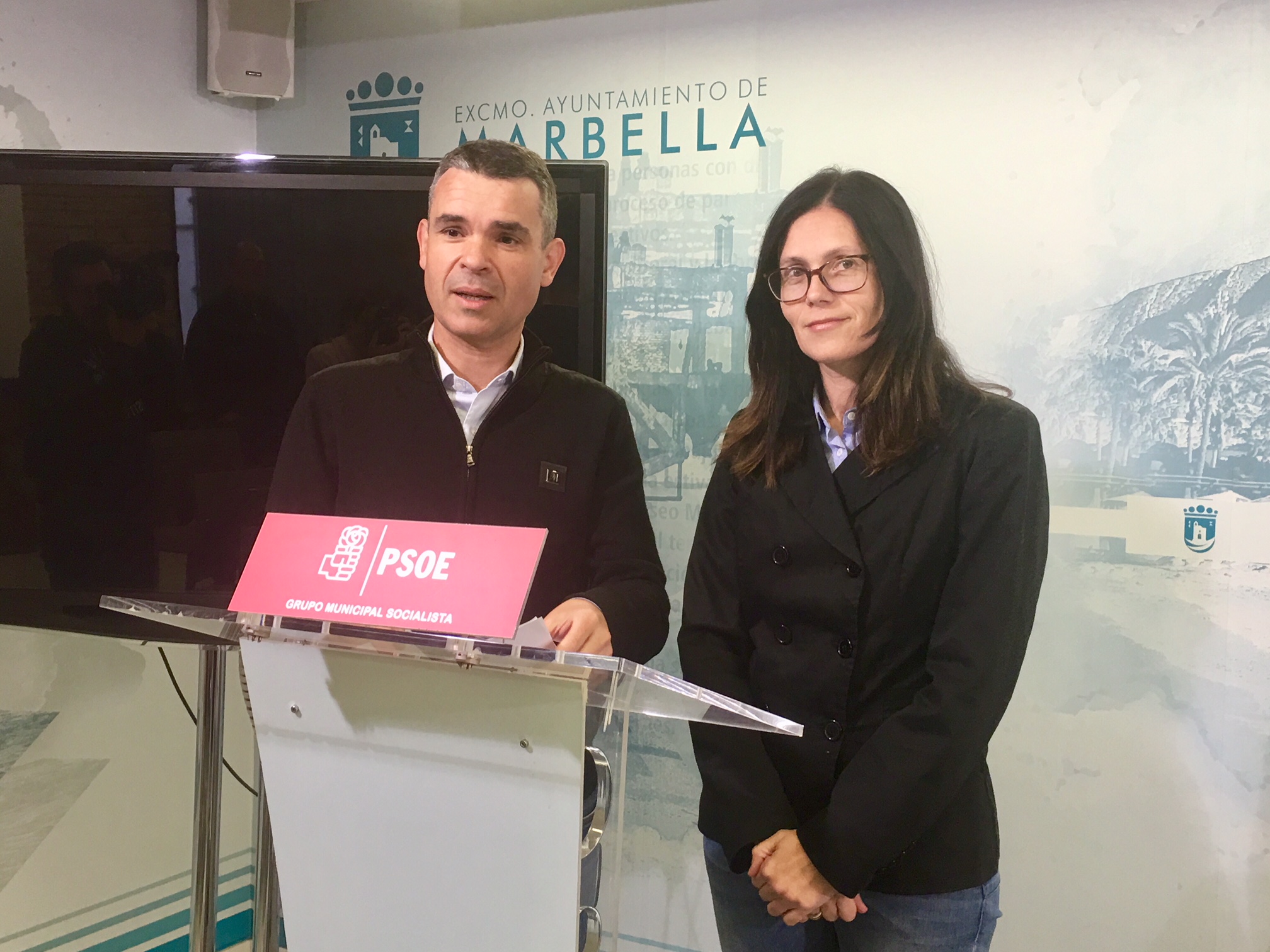 El exalcalde de Marbella y actual portavoz del PSOE de Marbella, José Bernal, este viernes en rueda de prensa, junto a la exedil de Urbanismo y concejala, Isabel Pérez. FOTO/ MARBELLA CONFIDENCIAL