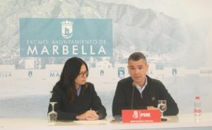 El exalcalde de Marbella y actual portavoz del PSOE de Marbella, José Bernal, este viernes en rueda de prensa, junto a la exedil de Urbanismo y concejala, Isabel Pérez. FOTO/ EP