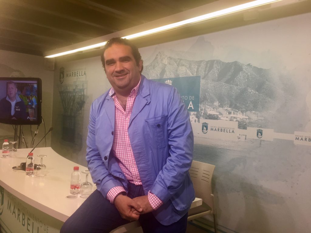El secretario general del PP de Marbella, Manuel Cardeña, durante las declaraciones que ha ofrecido este lunes a Marbella Confidencial sobre la encuesta de Deimos. FOTO/ MC