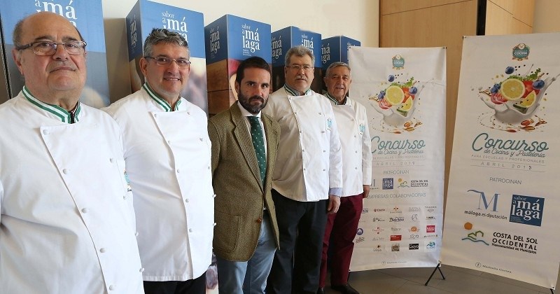 El diputado provincial Jacobo Florido (centro) junto a varios profesionales que participan en este evento gastronómico. FOTO/ EP