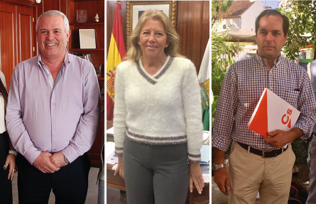 La alcaldesa de Marbella, Ángeles Muñoz (centro) flanqueada por los líderes de los dos partidos con los que podría gobernar como socios en 2019. El primero por la izqda es Rafael Piña (OSP) y el primero por la derecha es Francisco Gómez, de Ciudadanos. FOTOS/ MARBELLA CONFIDENCIAL