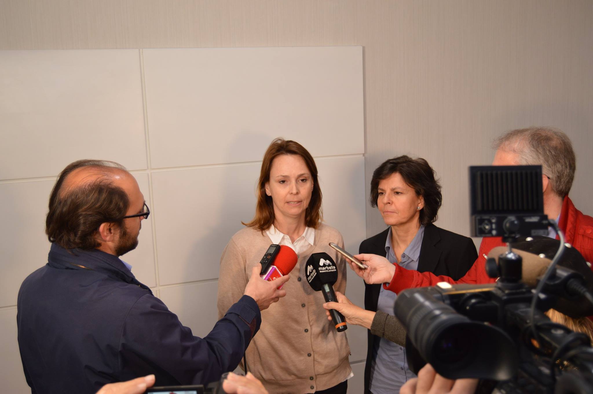 Las abogadas de la Comisión Promotora de la Segregación y Creación del Municipio de San Pedro Alcántara, Ana y Cecilia Gallego atienden a los periodistas este viernes. FOTO/ ISP