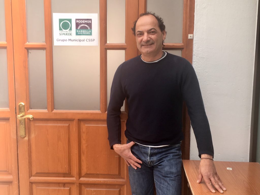 El líder de Podemos en Marbella, Lolo González, este martes ante la puerta de la oficina de su grupo municipal en el Ayuntamiento de Marbella. FOTO/ MC.