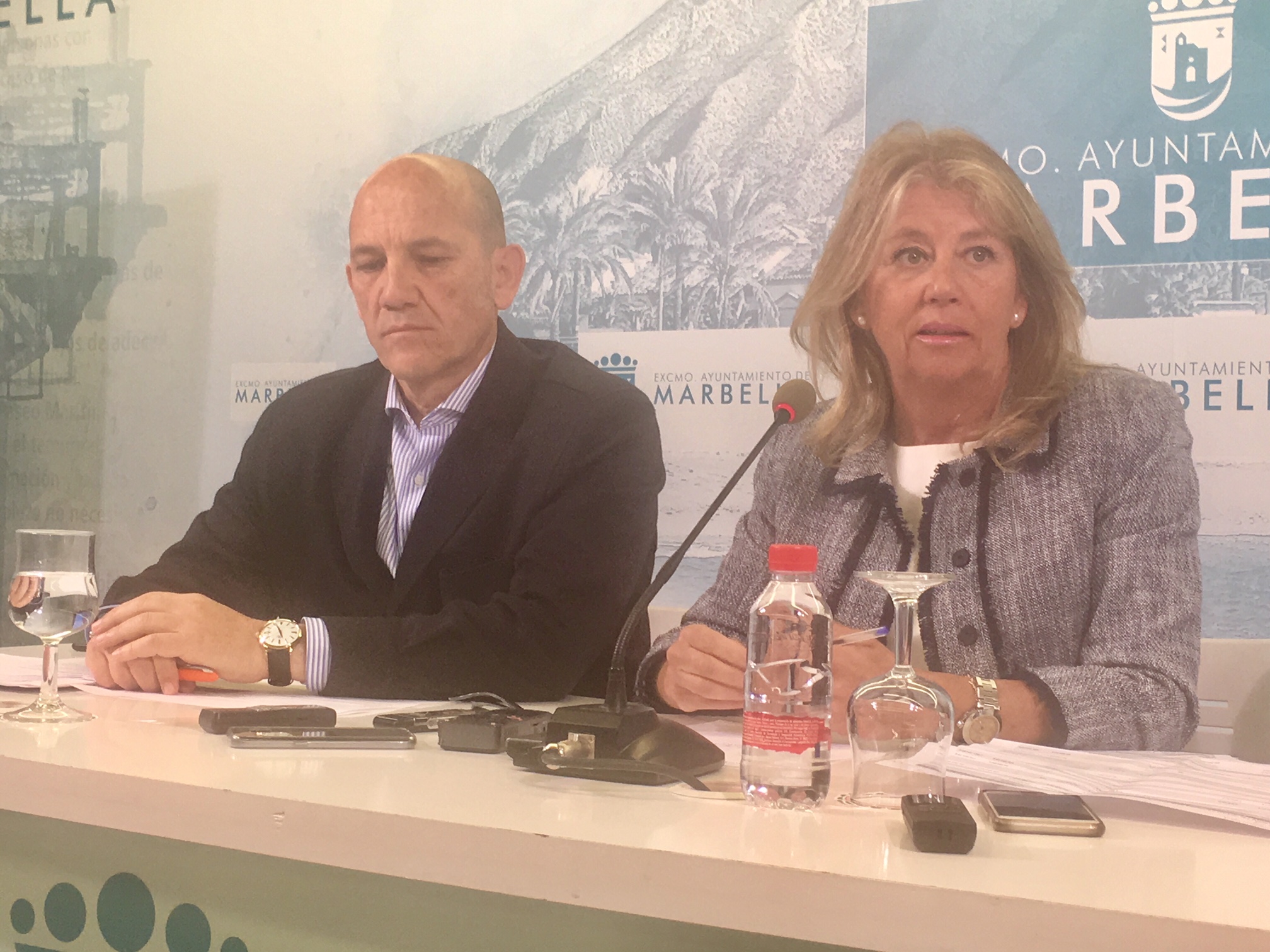 La alcaldesa de Marbella y presidenta del PP local, Ángeles Muñoz, este lunes en rueda de prensa junto al concejal de Hacienda de OSP, Manuel Osorio, este lunes en rueda de prensa. FOTO/ MARBELLA CONFIDENCIAL