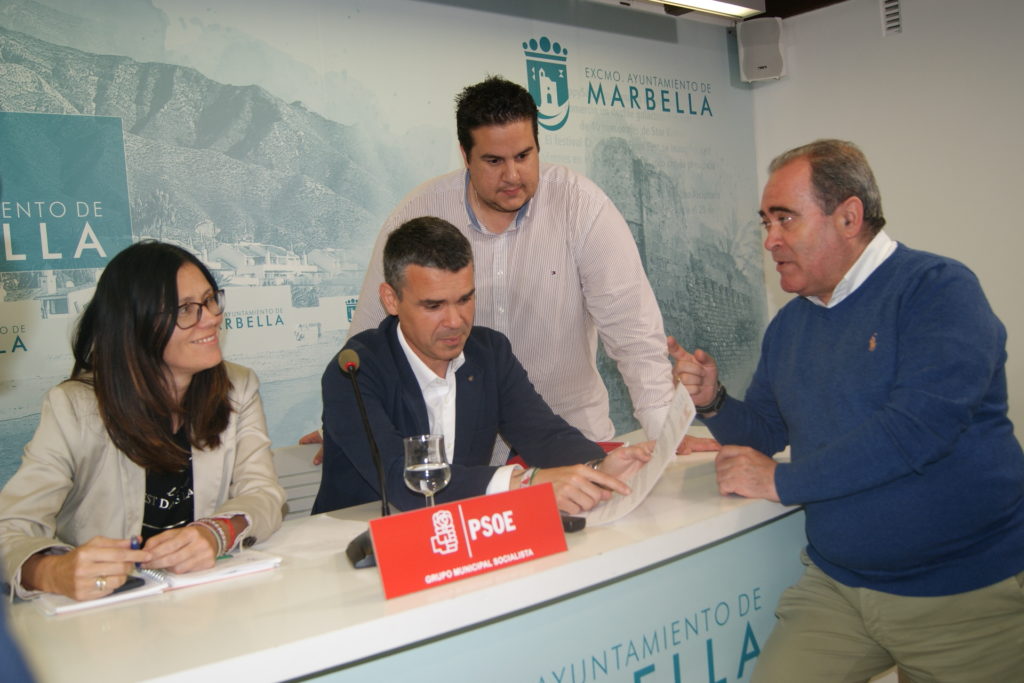 El exalcalde socialista José Bernal sentado en rueda de prensa junto a la exedil de Urbanismo Isabel Pérez y los también concejales del PSOE Manuel García y Francisco García, este miércoles en el Ayuntamiento. FOTO/ PSOE