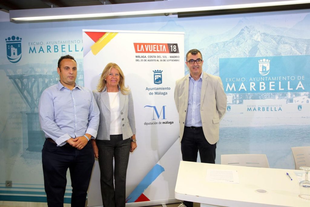 La alcaldesa de Marbella, Ángeles Muñoz, junto al concejal de Deportes, Javier Mérida, y el director de Unipublic Javier Guillén. FOTO/ Ayto Marbella
