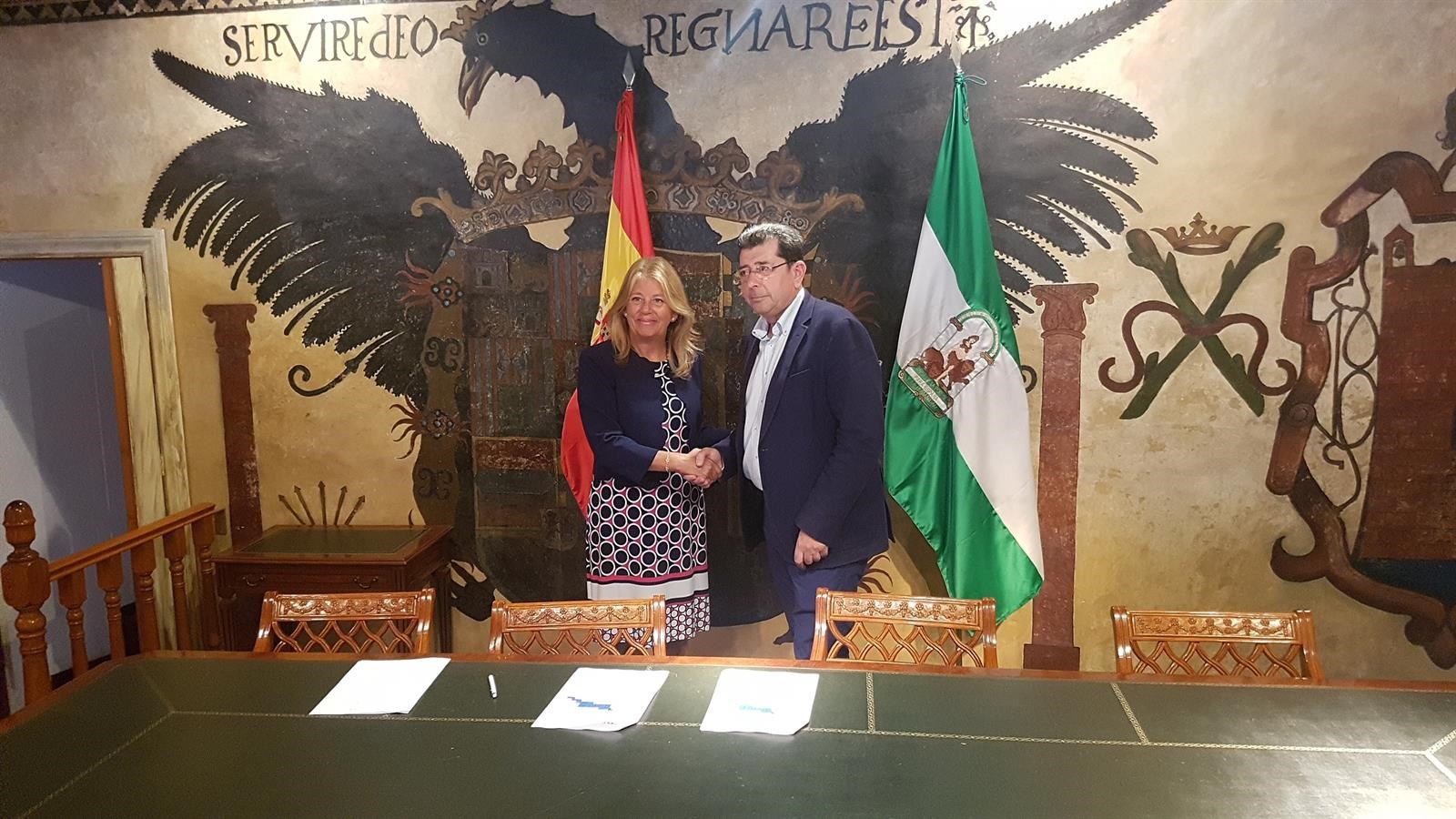 La alcaldesa de Marbella, Ángeles Muñoz, junto al decano de la Facultad de Turismo de la UMA, Antonio Guevara. FOTO/ Ayto de Marbella