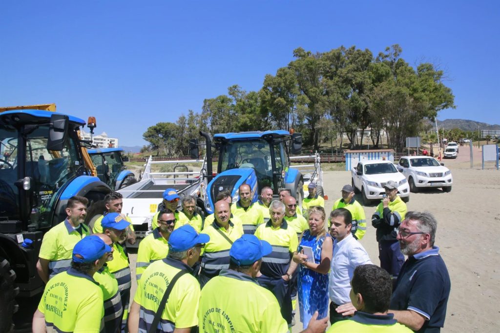 La alcaldesa de Marbella, Ángeles Muñoz, junto al concejal de Limpieza, Diego López, reunidos con trabajadores de la delegación este miércoles. FOTO/ Ayto