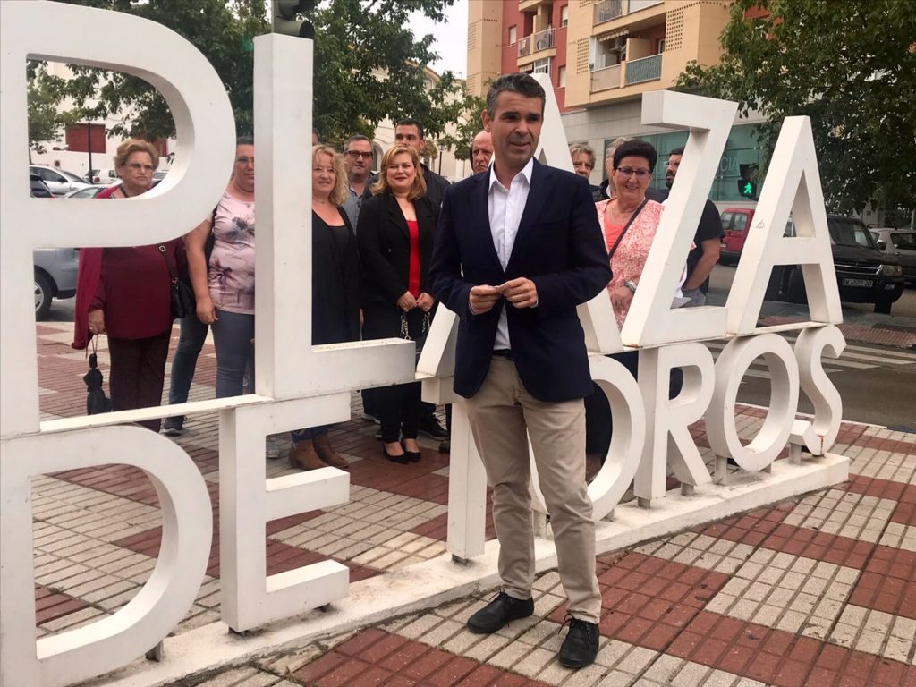 El candidato del PSOE a la Alcaldía y exalcalde, José Bernal, este miércoles en la barriada Plaza de Toros. FOTO/ MARBELLA CONFIDENCIAL