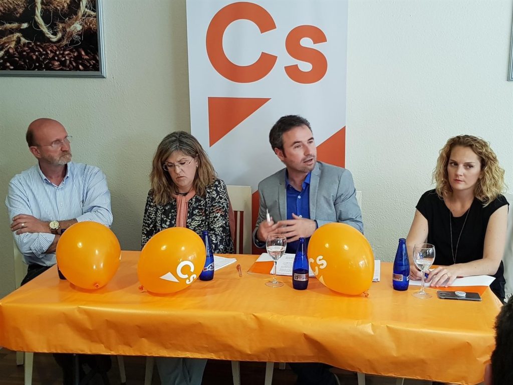 El diputado nacional de Cs por Málaga Guillermo Díaz, segundo por la drcha, durante un acto celebrado este miércoles. FOTO/ CS