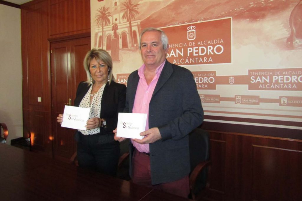 La presidente de Despertar sin Violencia, Carmen Sánchez, junto al teniente de alcalde de San Pedro, Rafael Piña, en imagen de archivo. FOTO/ web marbella.es