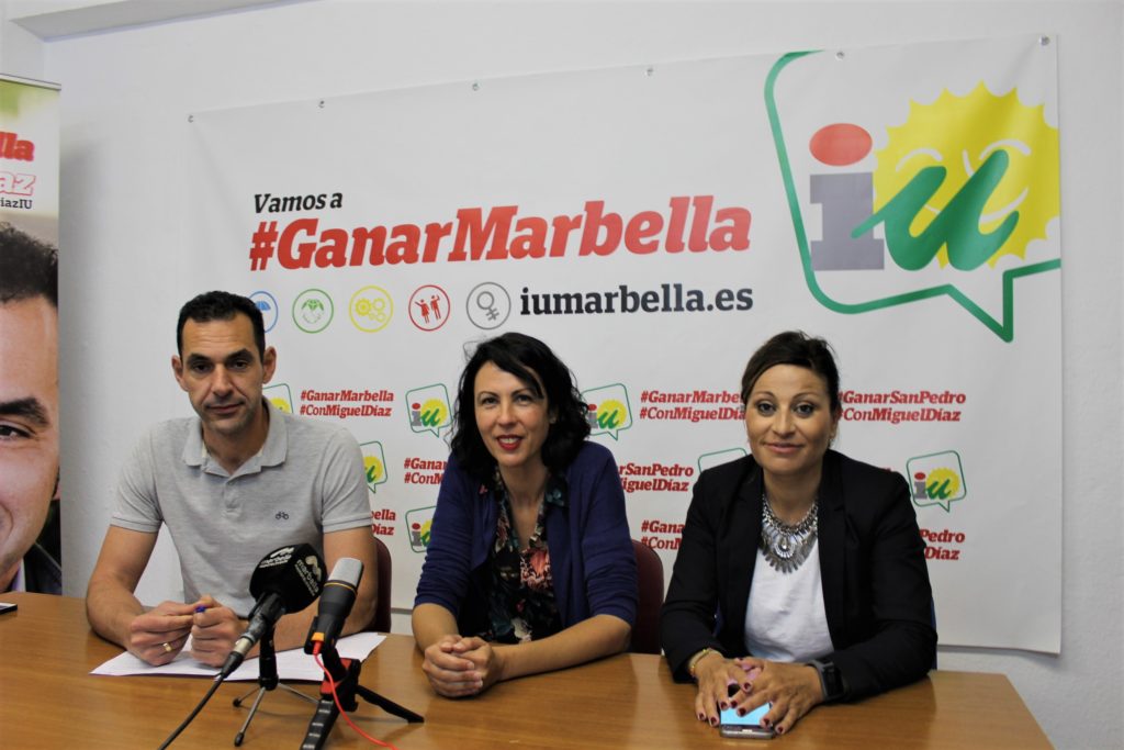 De izqda a drcha el concejal Miguel Díaz, la diputada Eva García Sempere y la edil Victoria Morales, este martes en rueda de prensa. FOTO/ IU MARBELLA