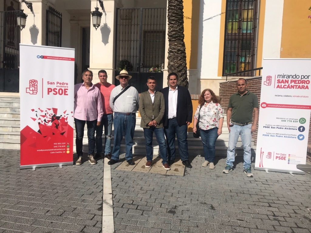 El portavoz del PSOE, José Bernal, este jueves en San Pedro, junto a otros miembros de su partido. FOTO/ PSOE