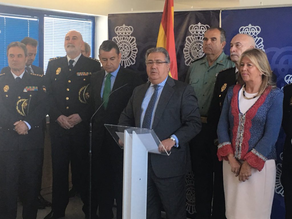 El ministro del Interior, Juan Ignacio Zoido, este lunes durante su visita a la Comisaría de Marbella, acompañado por la alcaldesa, Ángeles Muñoz, y otras autoridades civiles y policiales. FOTO/ MARBELLA CONFIDENCIAL