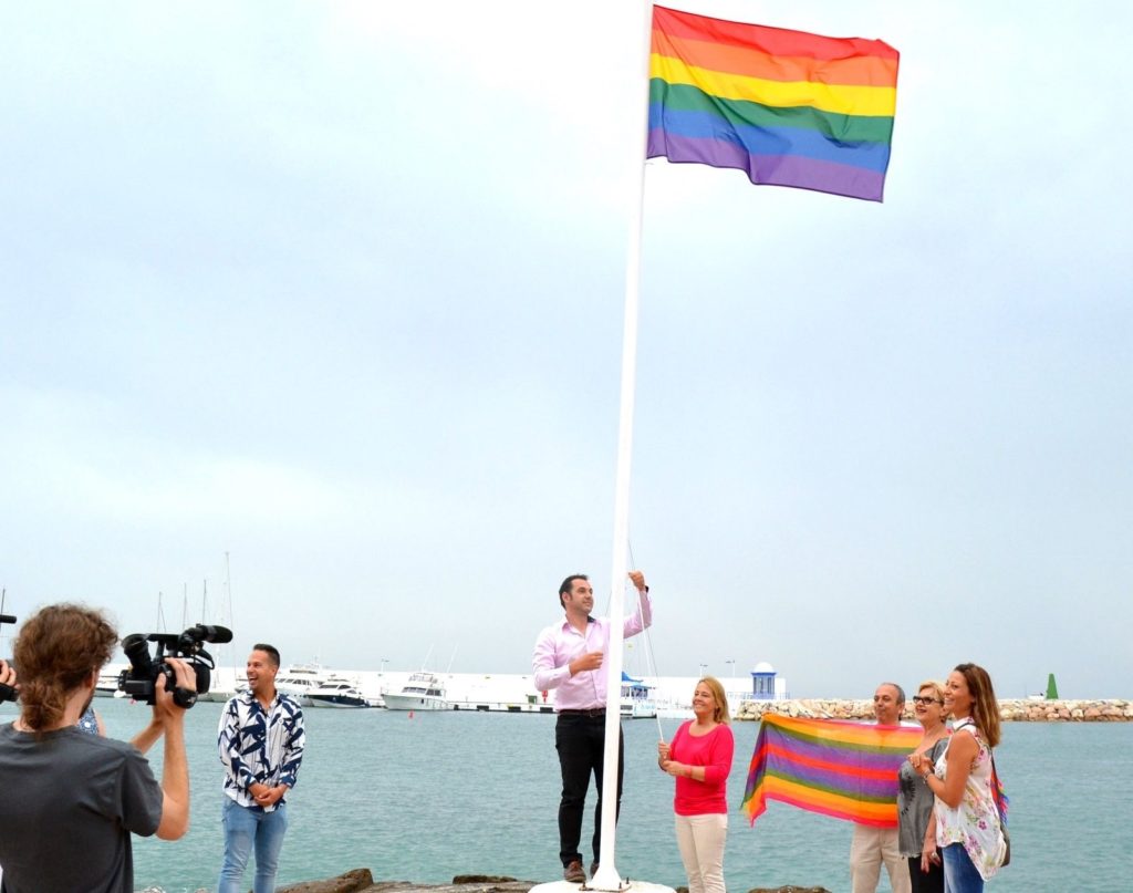 El que fuera teniente de alcalde de Marbella y actual portavoz de IU, Miguel Díaz, cuando se produjo la izada de la bandera LGTB, con José Bernal como alcalde. FOTO/ IU