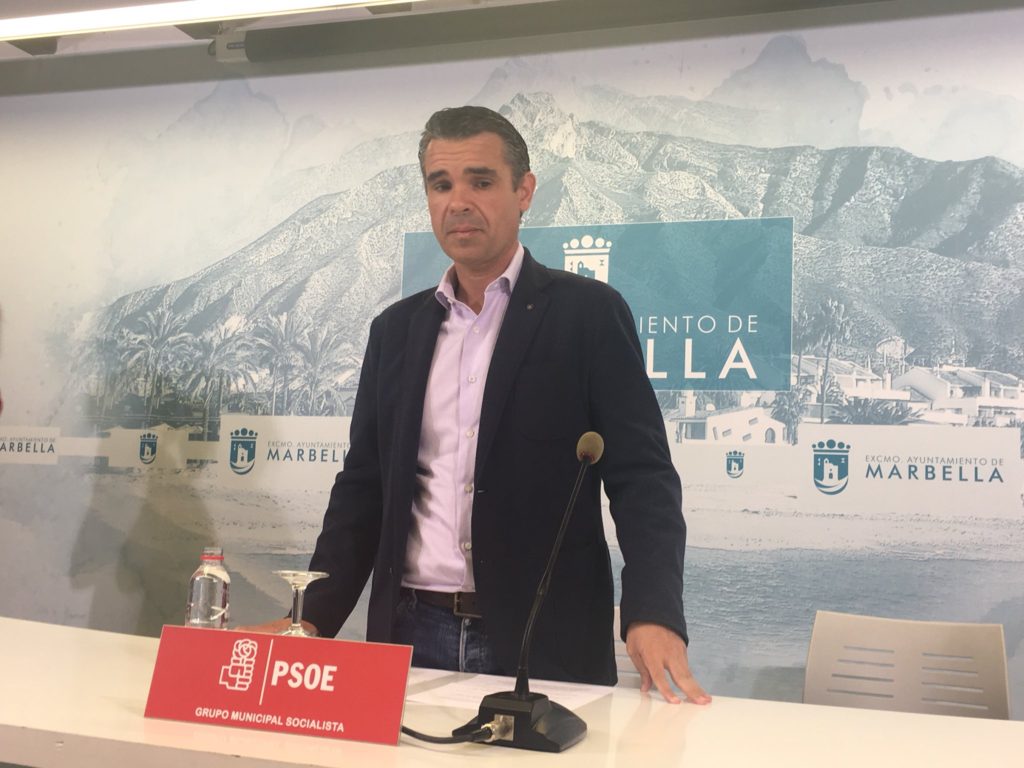 El exalcalde de Marbella y actual portavoz municipal del PSOE, José Bernal, este miércoles en rueda de prensa, donde ha dado a conocer la decisión de su abogado. FOTO/ MC