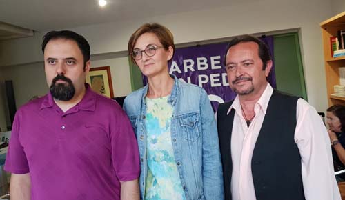 De izquierda a derecha Marcos Arafat, Victoria Mendiola y Salvador Pérez, quien retiró finalmente su candidatura, cuando arrancó la campaña por la secretaría general de Podemos en Marbella. FOTO/ Podemos