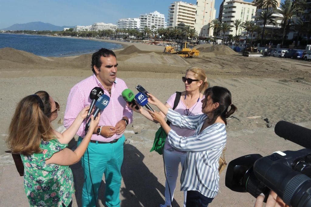 El concejal de Playas y consejero delegado de Acosol, Manuel Cardeña, atiende a los periodistas este lunes a pie de playa. FOTO/ Ayto de Marbella