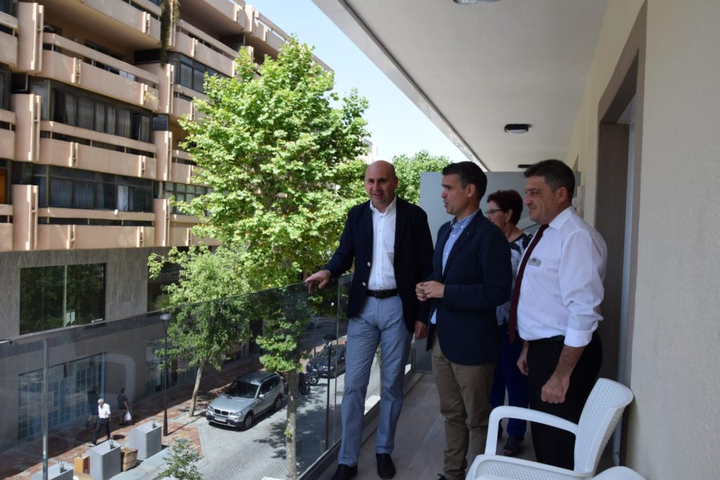 Los dirigentes socialistas Francisco Conejo y José Bernal este viernes, entrevistándose con trabajadores del Hotel El Rodeo de Marbella, donde han comparecido ante los medios. FOTO/ PSOE.