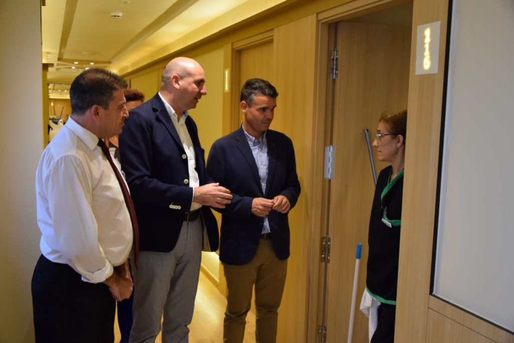 Los dirigentes socialistas Francisco Conejo y José Bernal este viernes, entrevistándose con trabajadores del Hotel El Rodeo de Marbella, donde han comparecido ante los medios. FOTO/ PSOE.