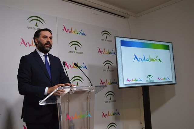 El consejero de Turismo de la Junta de Andalucía, Javier Fernández, este lunes durante su comparecencia en Cádiz. foto/ Turismo Andaluz
